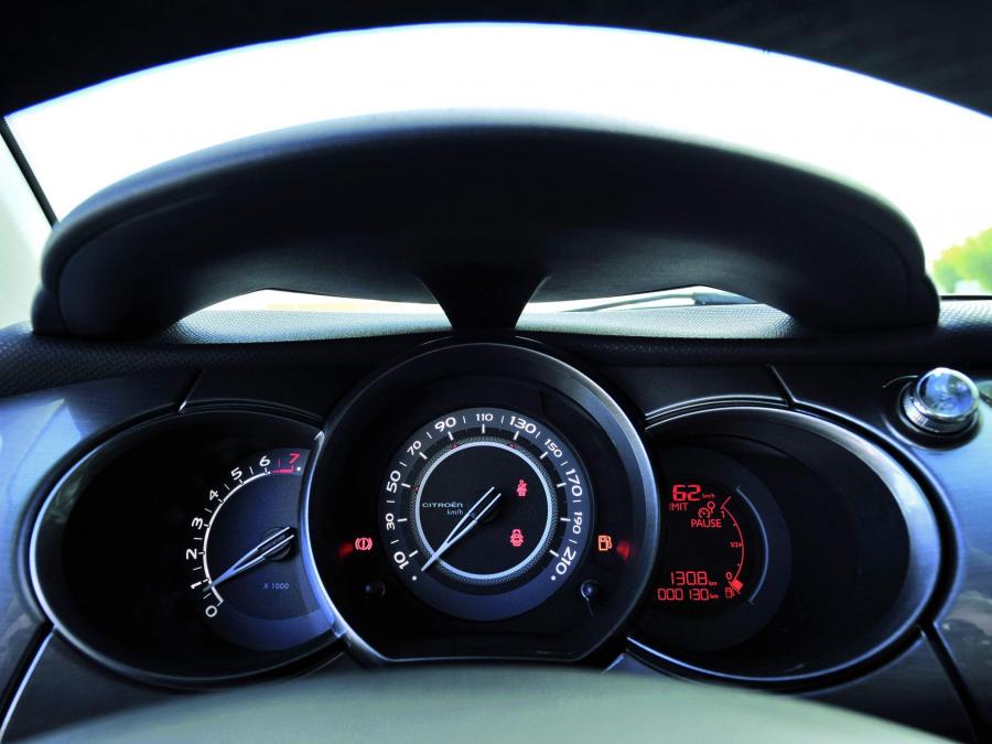  Citroen C-Zero 2010 года  (фото 15 из 18)